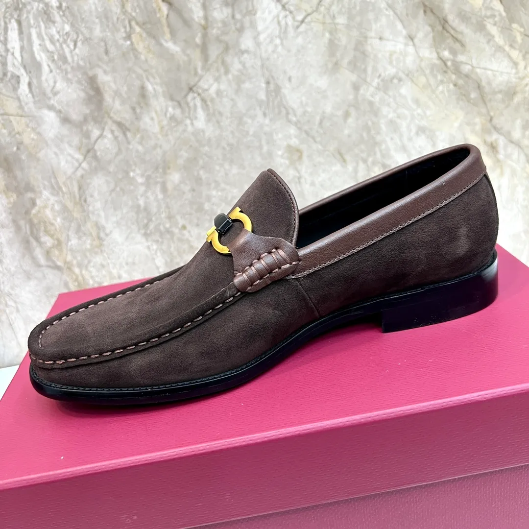 Original order quality P600 Brand: Ferragamo Standard size: Men's size 38/44 (45 can be customized) Grade: Same style as the official website High-quality men's shoes Material: Customized first-layer calfskin with water-dyed cowhide lining Cowhide tiptoe Original non-slip and wear-resistant rubber outsole Style category: Men's formal business leather shoes are young and fashionable European and American trends British style Casual matching Comfortable feet Color: Actual picture